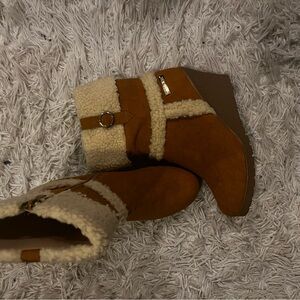 Chic Brown Ankle Boots with Shearling Trim